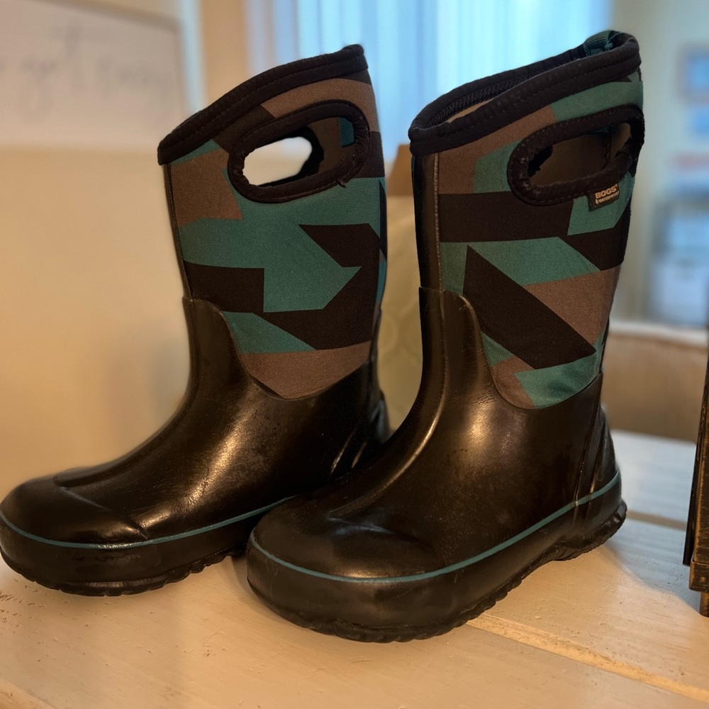 Kids Bogs. Size US 13. Blue and Black Geo print.